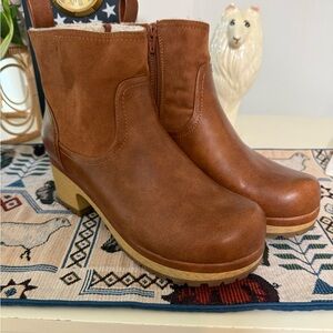 Universal Thread Women's Tan Clog Boots